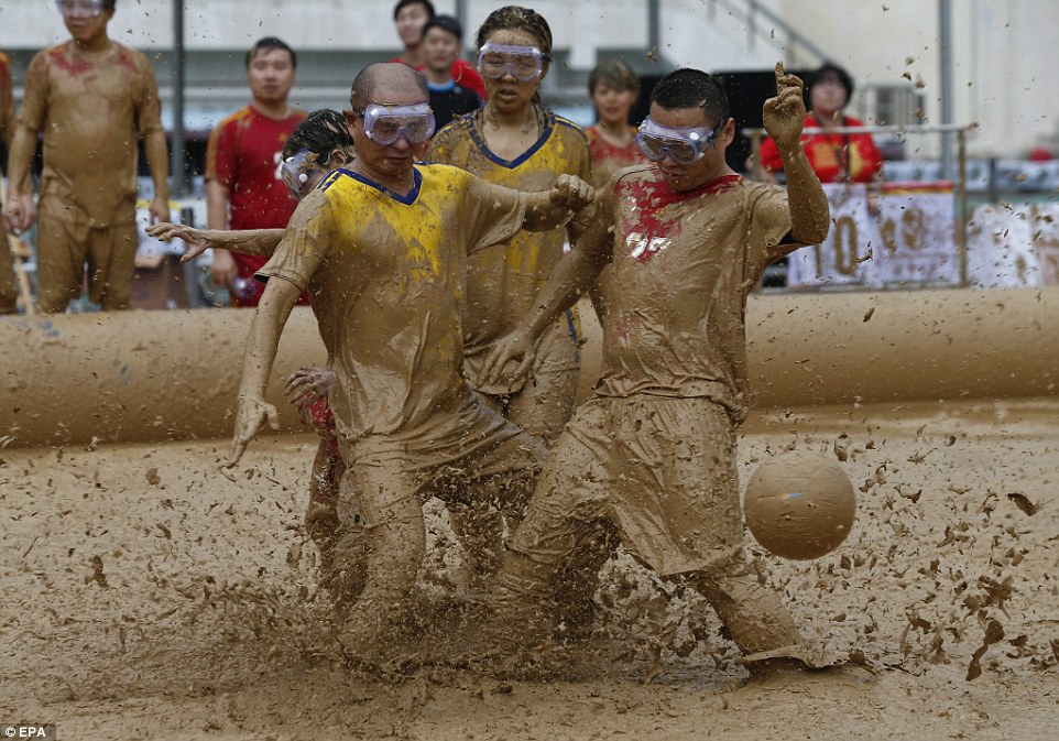 بەوێنە.. تۆپی پێی نێو قوڕولیتە لە جیهاندا بەرەو گەشەسەندن دەچێت